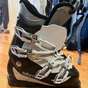 Ski boots, used. Womens size 7 foot